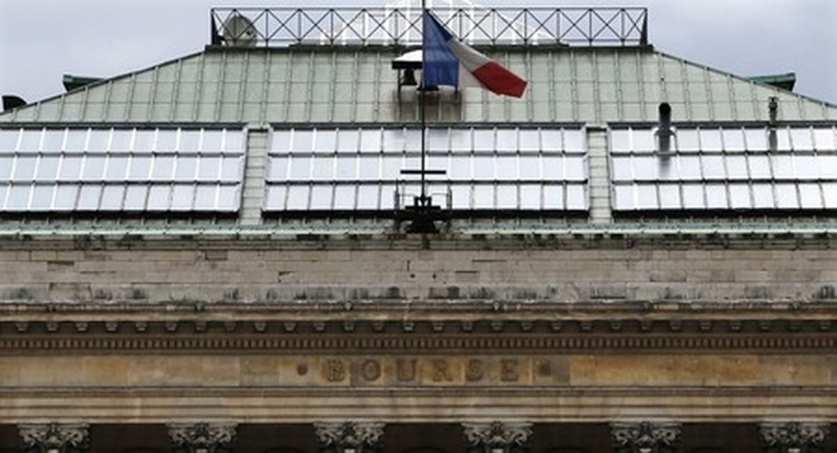  Paris : clôture sans élan, la baisse des taux de la Fed de nouveau en question 