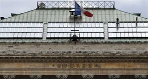  Paris : clôture sans élan, la baisse des taux de la Fed de nouveau en question 