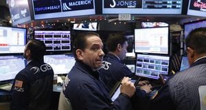  Wall Street : la pression vendeuse se confirme après des indicateurs décevants 